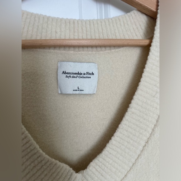 Abercrombie & Fitch Women's Cream and Yellow Jumper. Size L - Picture 4 of 4